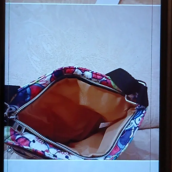 🚫‼️ SOLD 🚫‼️Viscose floral nylon small crossbody / fanny pack bag - Picture 4 of 5